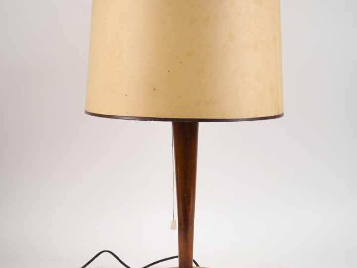 Lampe Mazda de style Art Déco en bois verni. H. 62 cm.