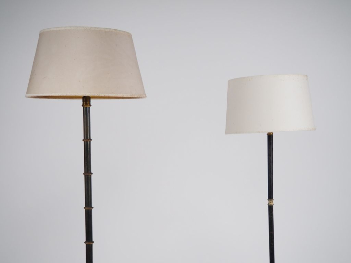 Deux lampadaires modernes en laiton et métal à l'imitation du bambou. 