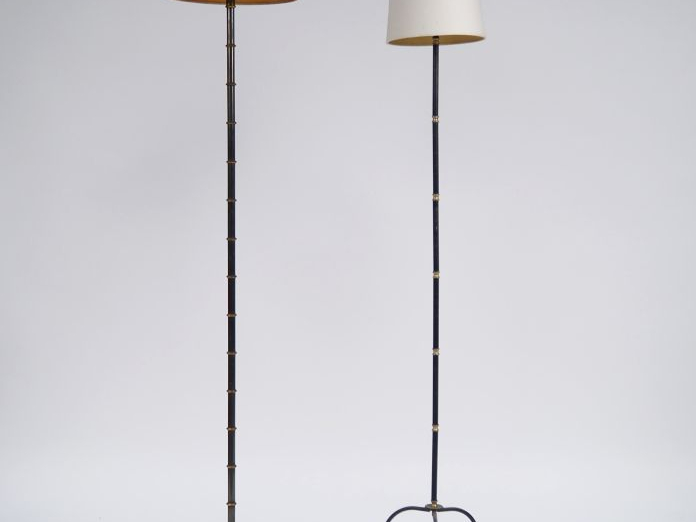 Deux lampadaires modernes en laiton et métal à l'imitation du bambou. 
