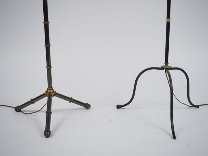 Deux lampadaires modernes en laiton et métal à l'imitation du bambou. 