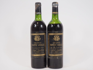 Vente aux enchères 2 BOUTEILLES CHÂTEAU TROTTE VIEILLE 1er GCC ST EMILION - 1975 - 1 LB/1