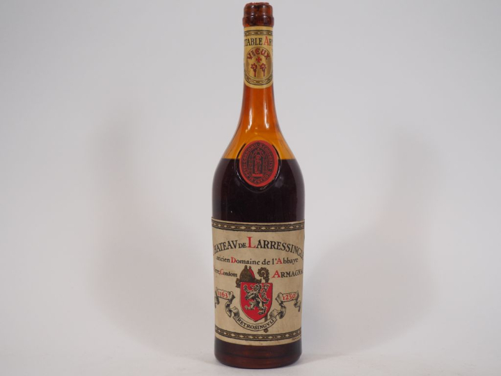 1 VIEILLE BOUTEILLE ARMAGNAC CHÂTEAU DE LARRESSINGLE- NIVEAU BAS
