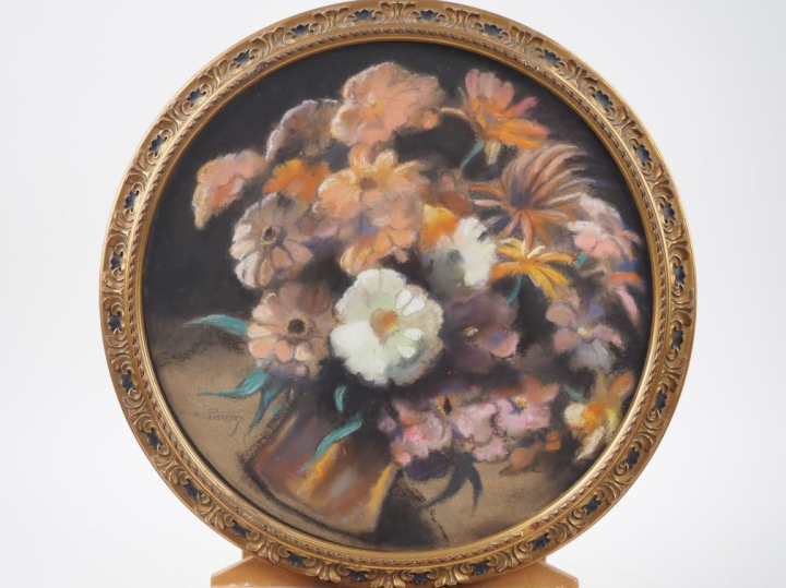 A. DE PANAT.  "Bouquet de fleurs" Pastel en tondo, signé en bas à gauc