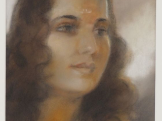 Vente aux enchères A. DE PANAT. "Portrait de jeune fille brune" Pastel signé en bas à dro