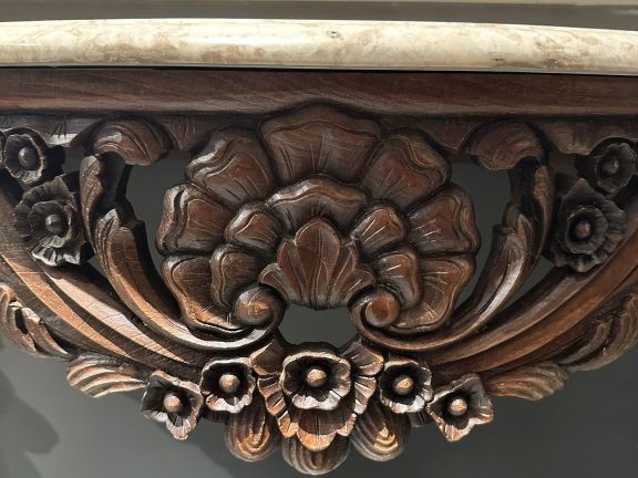 Console de style Louis XV en bois sculpté à décor ajouré de palmes de 