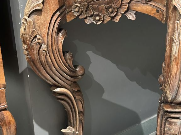 Console de style Louis XV en bois sculpté à décor ajouré de palmes de 