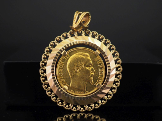Vente aux enchères Pendentif en or jaune 750, serti en son centre d'une pièce de 20 Franc