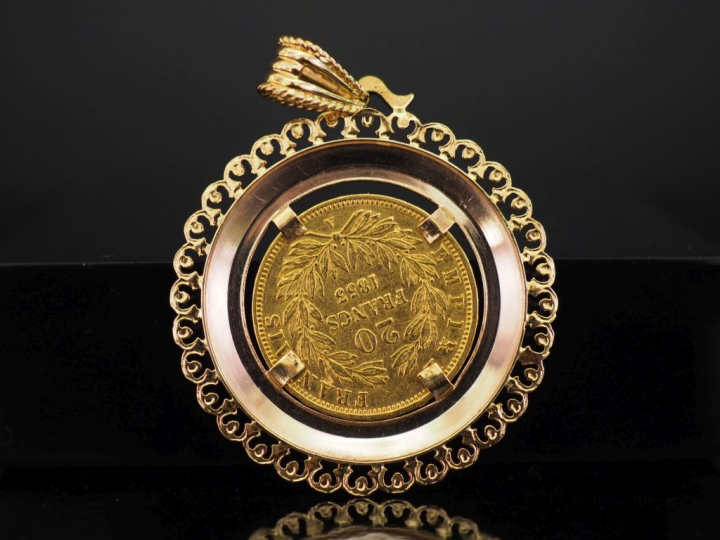 Pendentif en or jaune 750, serti en son centre d'une pièce de 20 Franc