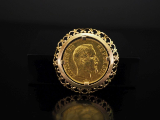 Vente aux enchères Broche en or jaune 750, sertie en son centre d'une pièce de 50 Francs 