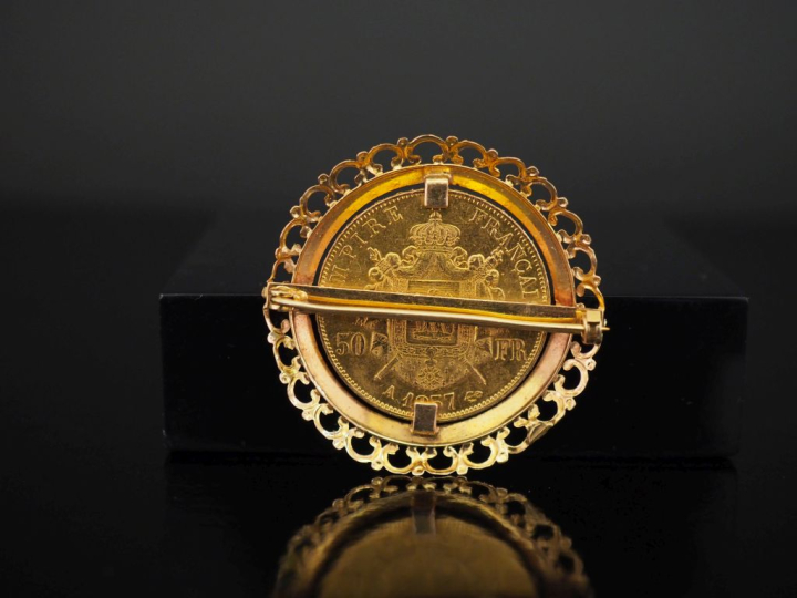 Broche en or jaune 750, sertie en son centre d'une pièce de 50 Francs 