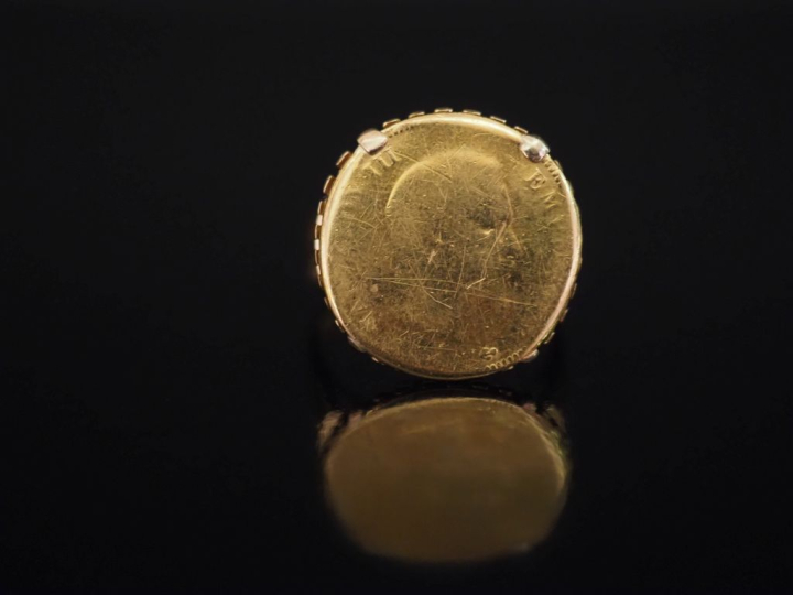 Bague en or jaune 750, sertie en son centre d'une pièce de 10 Francs o