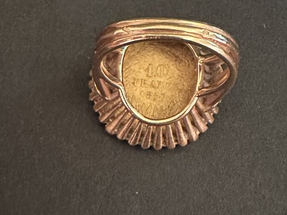 Bague en or jaune 750, sertie en son centre d'une pièce de 10 Francs o