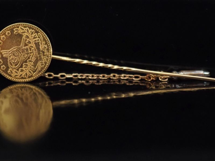 Epingle à cravate en or jaune 750, ornée d'une pièce étrangère en or e