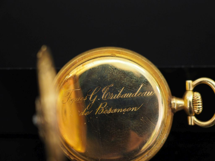 Montre de col en or jaune 750. Cadran à chiffres romains pour les heur