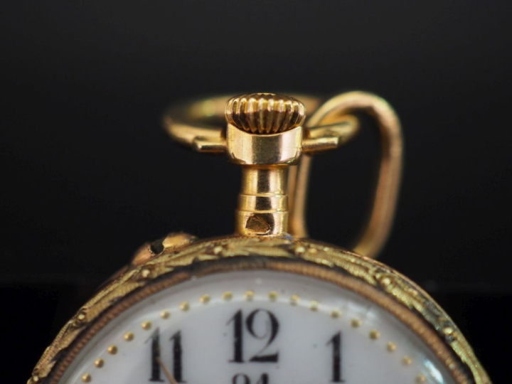 Montre de col Napoléon III en or 750. Cadran à chiffres arabes pour le