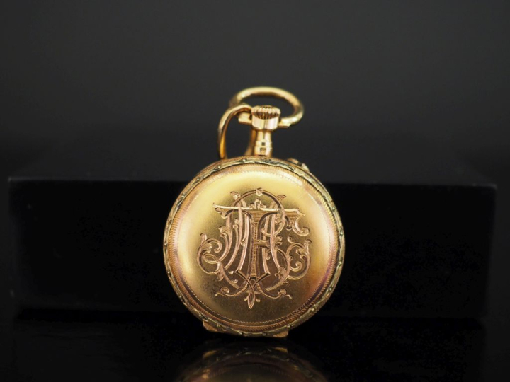 Montre de col Napoléon III en or 750. Cadran à chiffres arabes pour le