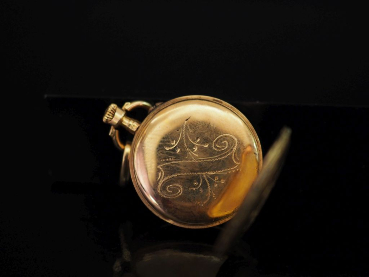 Montre de col Napoléon III en or 750. Cadran à chiffres arabes pour le