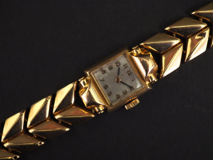 Montre bracelet de style 1940, boitier et bracelet en or jaune 750.  C