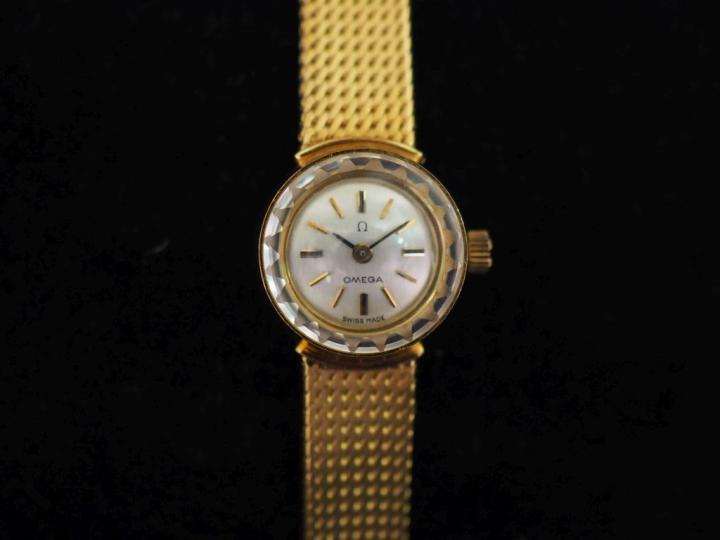OMEGA Montre bracelet de dame, boitier et bracelet en or jaune 750.  C