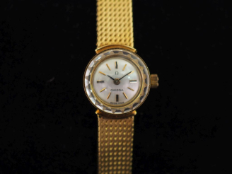 Vente aux enchères OMEGA Montre bracelet de dame, boitier et bracelet en or jaune 750.  C