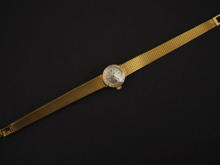OMEGA Montre bracelet de dame, boitier et bracelet en or jaune 750.  C