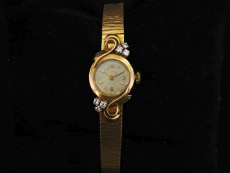 Vente aux enchères ESKA Montre bracelet de dame, boitier et bracelet en or jaune 750. Cad