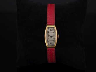 Vente aux enchères JUVENIA Montre bracelet de dame, boitier à bords arrondis en or jaune 