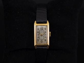 Vente aux enchères LAUTIER Montre bracelet de dame, boitier à pans coupés en or jaune 750