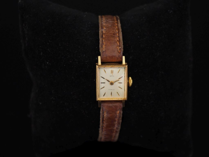 S.F.L Montre bracelet de dame, boitier en or jaune 750.  Cadran à inde