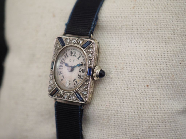 Ravissante montre bracelet de style Art déco en or blanc 750, sertie d