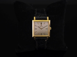 Vente aux enchères OMÉGA Boitier No. 111023 Mouvement No. 20243754 Montre bracelet en or 
