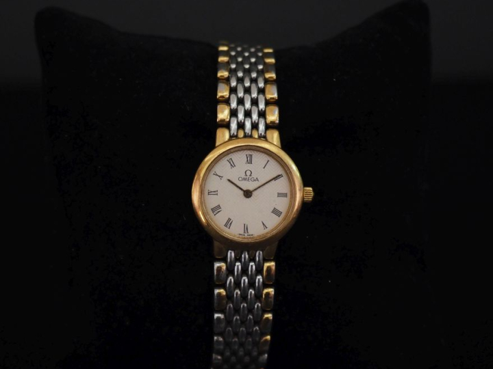 OMEGA,  Montre bracelet de dame, modèle "De ville" en métal et métal d