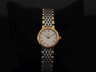Vente aux enchères OMEGA,  Montre bracelet de dame, modèle "De ville" en métal et métal d