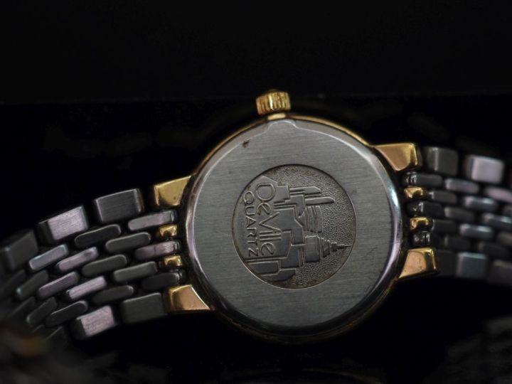 OMEGA,  Montre bracelet de dame, modèle "De ville" en métal et métal d