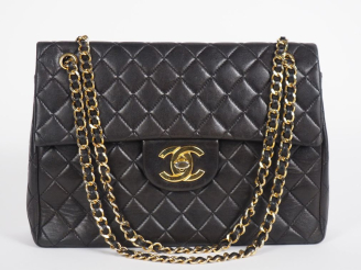 Vente aux enchères CHANEL, Paris Sac en cuir matelassé noir, modèle maxi Jumbo. Fermeture