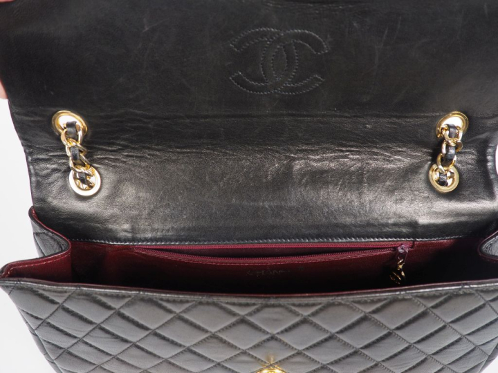 CHANEL, Paris Sac en cuir matelassé noir, modèle maxi Jumbo. Fermeture