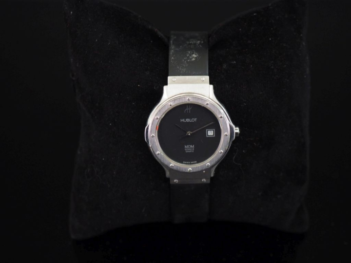 HUBLOT MDM No. 25382 Montre bracelet de dame en acier Boîtier rond, fo