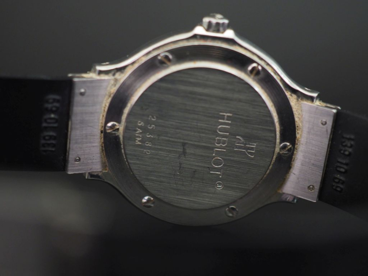 HUBLOT MDM No. 25382 Montre bracelet de dame en acier Boîtier rond, fo