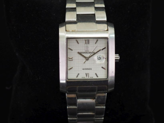 Vente aux enchères UNIVERSAL 861.217 4236698 Montre bracelet en acier Boîtier rectangulai