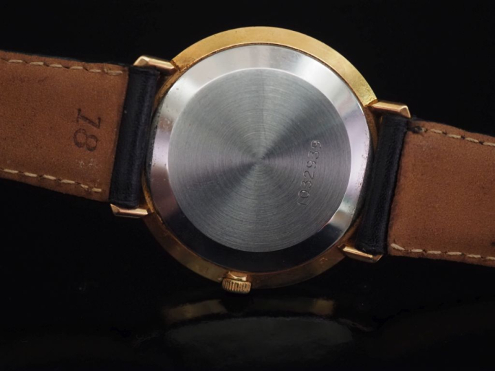 ZENITH,  Montre bracelet en métal doré. Cadran à index bâtons pour les