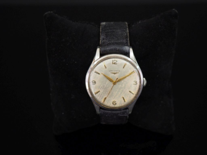 LONGINES Montre bracelet en acier.  Cadran rond à chiffres arabes et i