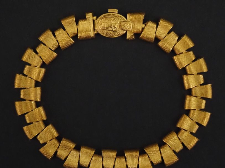 AURA,  Bracelet souple en or jaune 750, composé de maillons de forme t