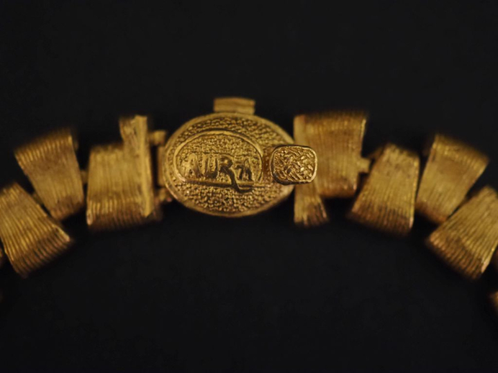 AURA,  Bracelet souple en or jaune 750, composé de maillons de forme t