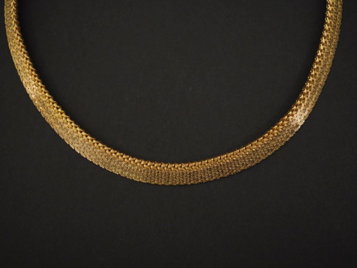 Collier ras de cou en or jaune 750, maille plate en chute. Poids. 48,4