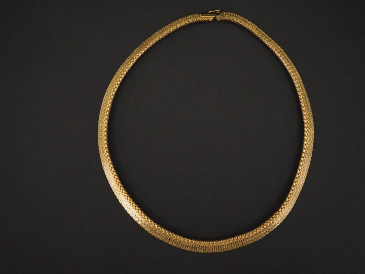 Collier ras de cou en or jaune 750, maille plate en chute. Poids. 48,4