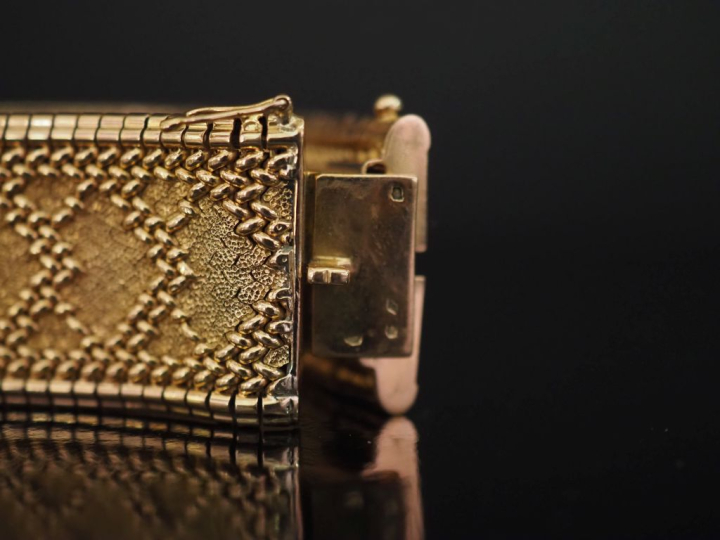 Bracelet manchette en or jaune 750, maille plate, à décr de motifs géo