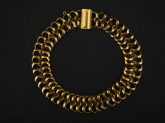 Vente aux enchères Bracelet souple en or jaune 750, composé de maillons ronds ajourés.  L