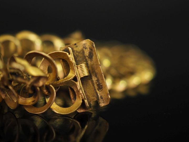 Bracelet souple en or jaune 750, composé de maillons ronds ajourés.  L