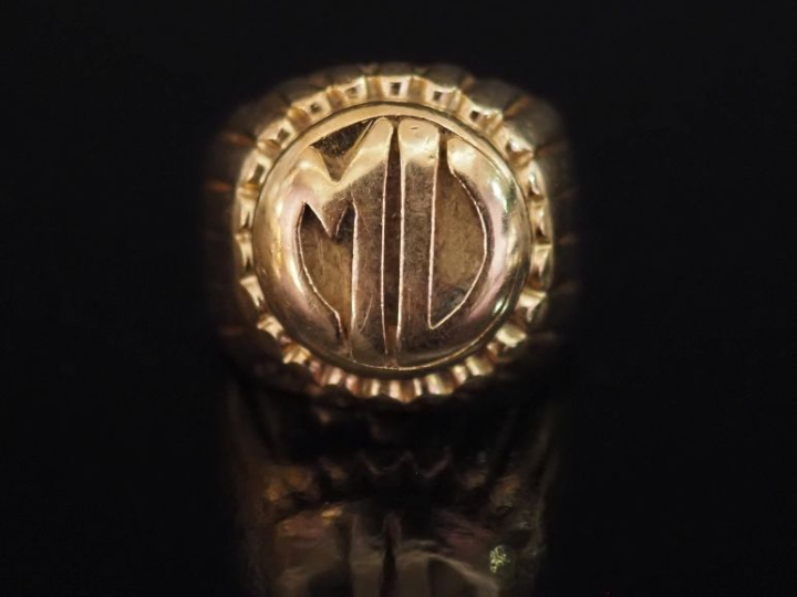 Bague de forme chevalière en or jaune 750, à décor de godrons et de mo