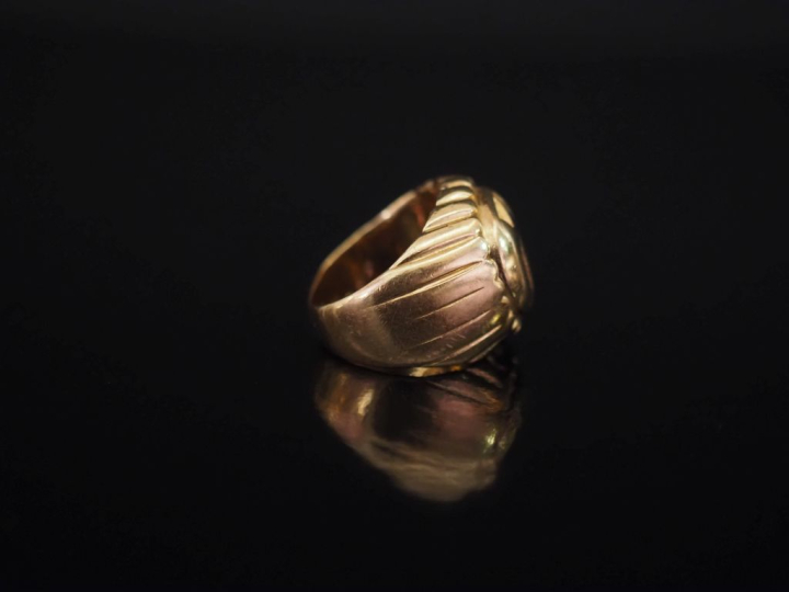 Bague de forme chevalière en or jaune 750, à décor de godrons et de mo
